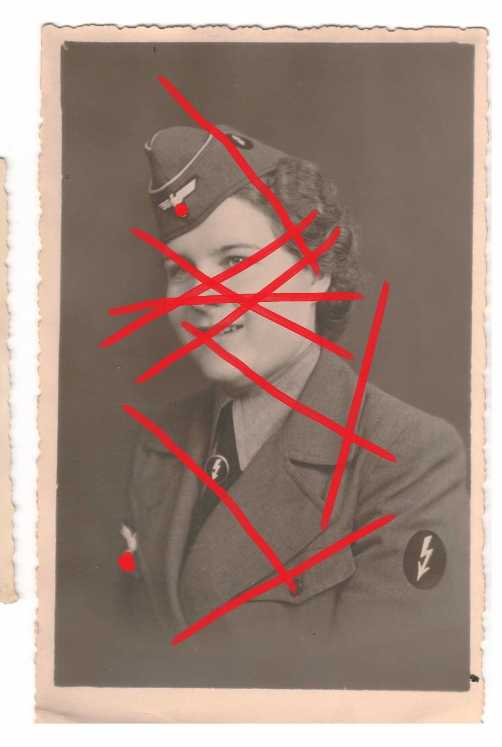 Wehrmacht: Portraitfoto einer Nachrichtenhelferin, rückseitig mit Widmung "Frankreich 1940", Größe ca. 13,7 x 8,7 cm, C91.