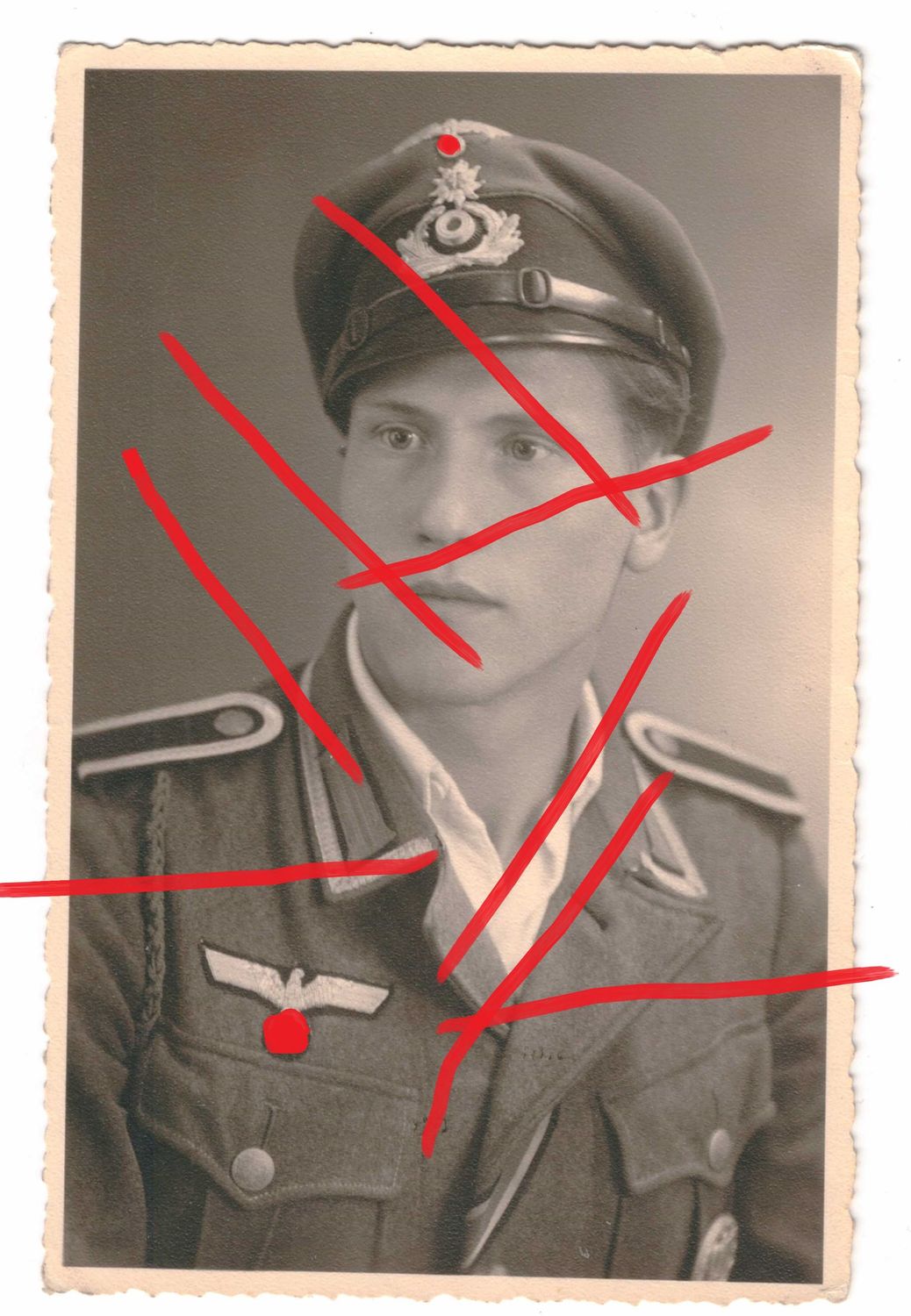 Wehrmacht: Portraitfoto eines Unteroffiziers der Gebirgstruppe, Schirmmütze mit Edelweiß, rückseitig mit Fotographenstempel aus Nidda, Hessen, Größe ca. 13,6 x 8,8 cm, C90.