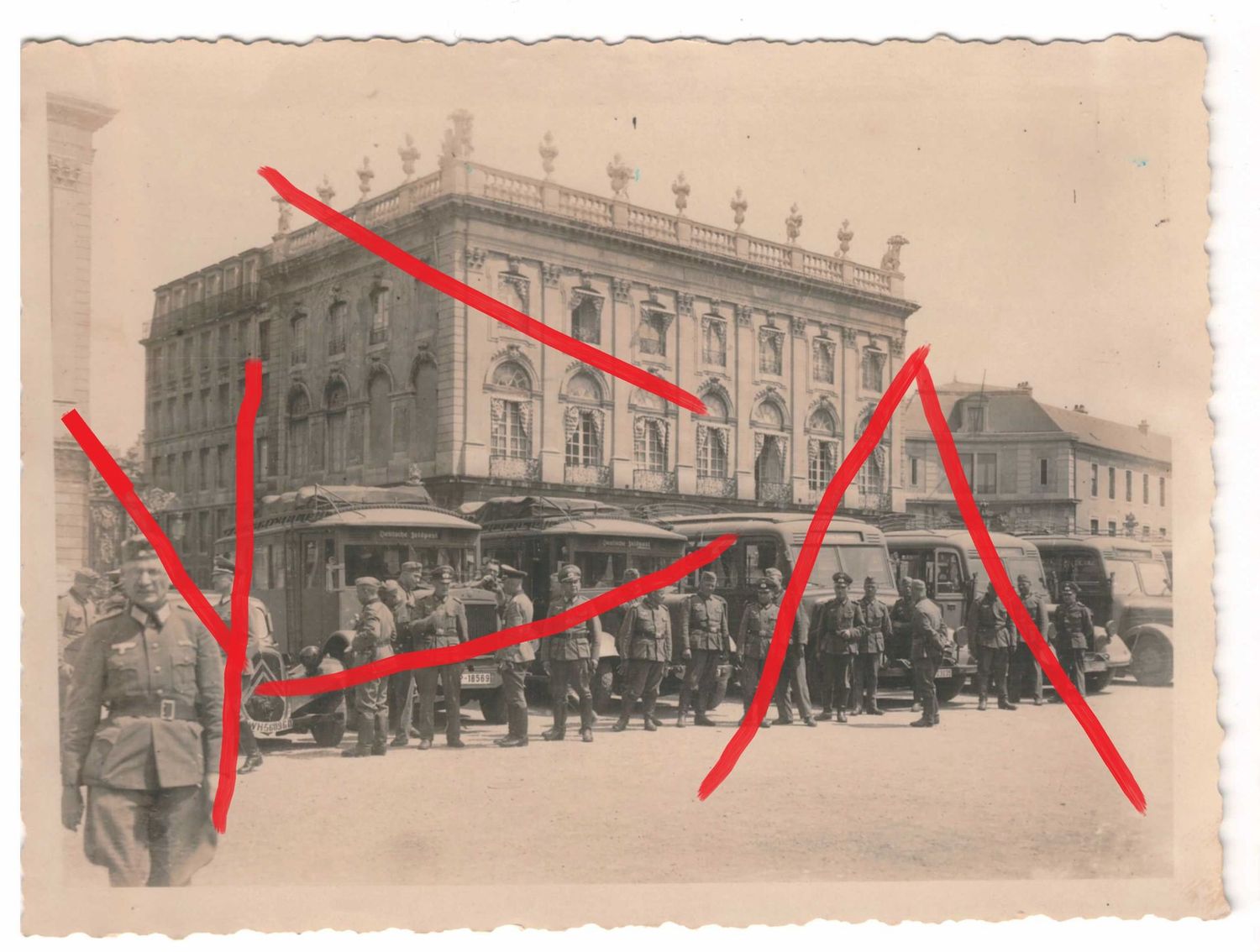 Wehrmacht: Foto LKW PKW "Deutsche Feldpost", französische Beutefahrzeuge, Größe ca. 11,8 x 8,7 cm, C92.