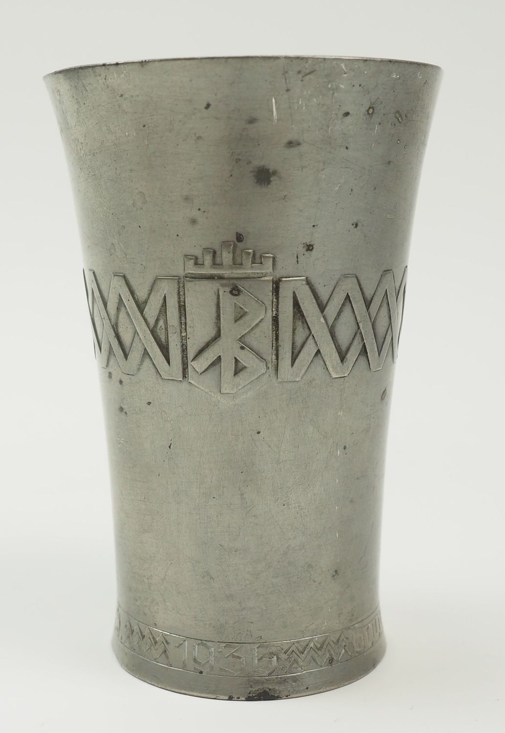 3. Reich / DAF: Zinnbecher "Gauwaltung Sachsen der D.A.F. 1936", Höhe ca. 11,5 cm.