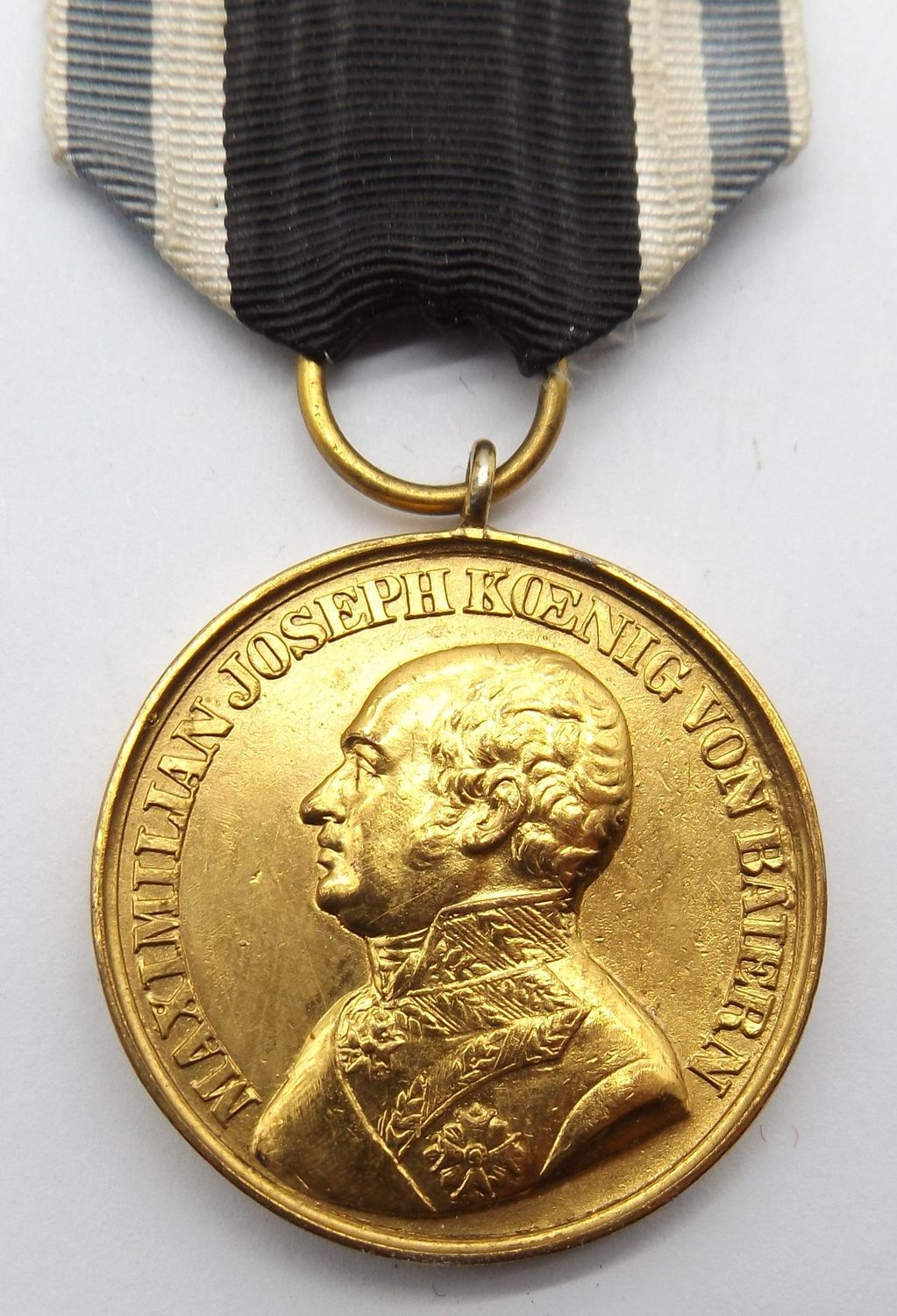 Bayern: Goldene Militär-Verdienstmedaille / Tapferkeitsmedaille, mit Band, Spangenstück, Buntmetall vergoldet.