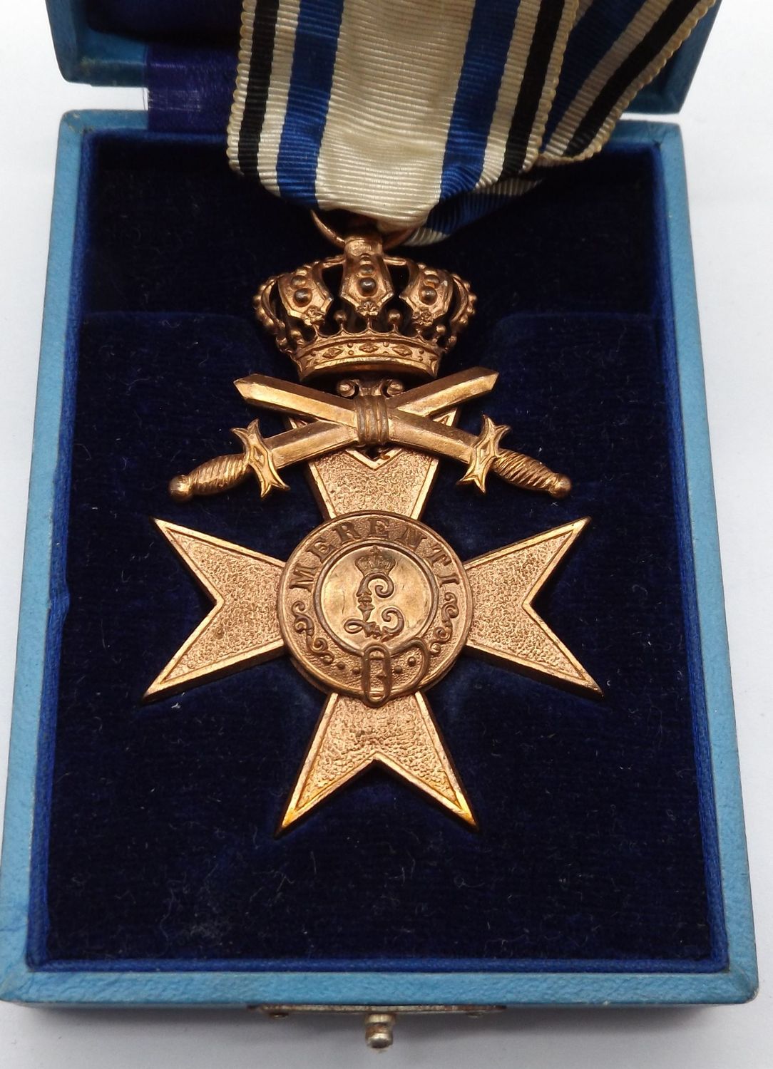 Bayern: Militärverdienstkreuz MVK 3.Klasse, mit Schwertern und Krone, am Band, im Etui, die Schwerter und das Etui mit Herstellermarkierung Weiss & Co., München.