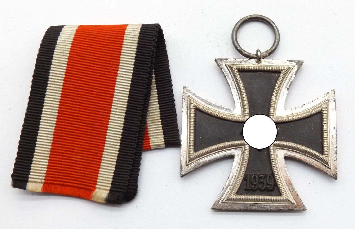 Eisernes Kreuz, EK 2. Klasse 1939, im Bandring Herstellerpunze 13 für die Firma Gustav Brehmer, Markneukirchen, mit Band.