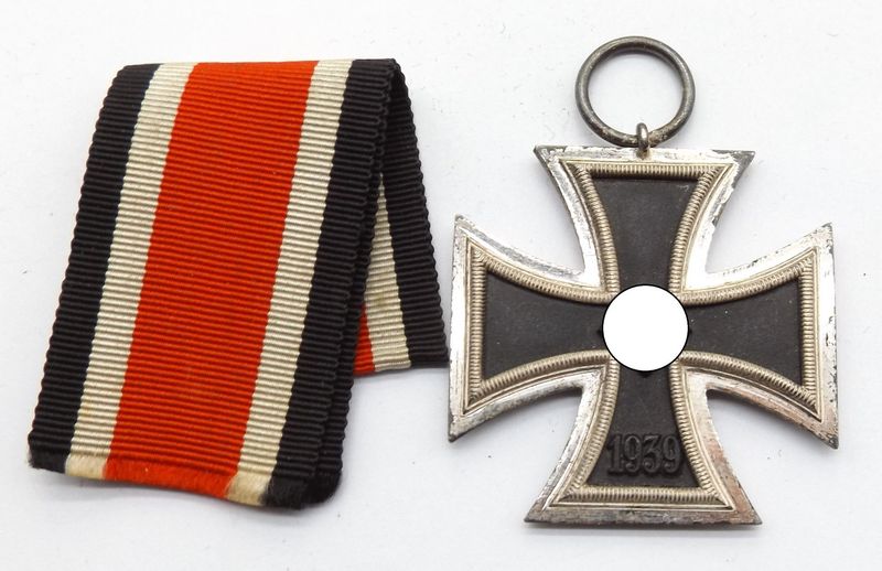 Eisernes Kreuz, EK 2. Klasse 1939, im Bandring Herstellerpunze 13 für die Firma Gustav Brehmer, Markneukirchen, mit Band. Eisernes Kreuz, EK 2. Klasse 1939, im Bandring Herstellerpunze 13 für die Firma Gustav Brehmer, Markneukirchen, mit Band.