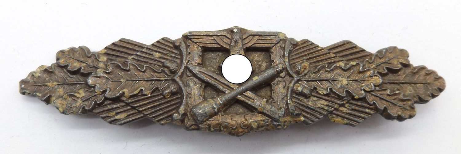 Nahkampfspange, in Bronze, Hersteller FEC.W.E. PEEKHAUS, BERLIN / AUSF. C.E. JUNCKER Berlin, Feinzik bronziert, Korossionsspuren, siehe Bilder.