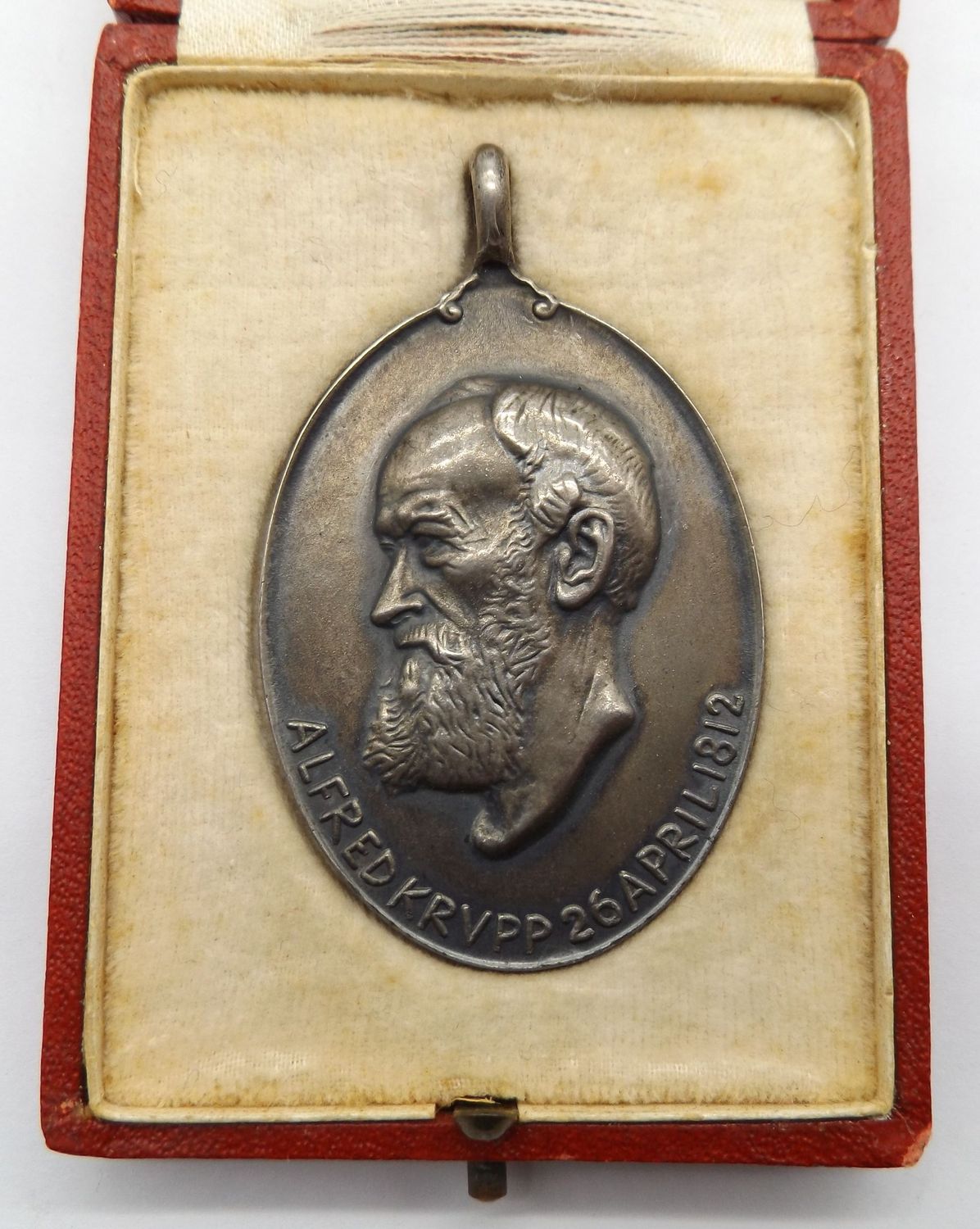 Deutsches Reich: Tragbare Alfred Krupp Medaille zum 100. Geburtstag 1812-1912, SILBER, gepunzt Deutsches Reich: Tragbare Alfred Krupp Medaille zum 100. Geburtstag 1812-1912, SILBER, gepunzt "990", im Etui, Gewicht Medaille ca.35 g.