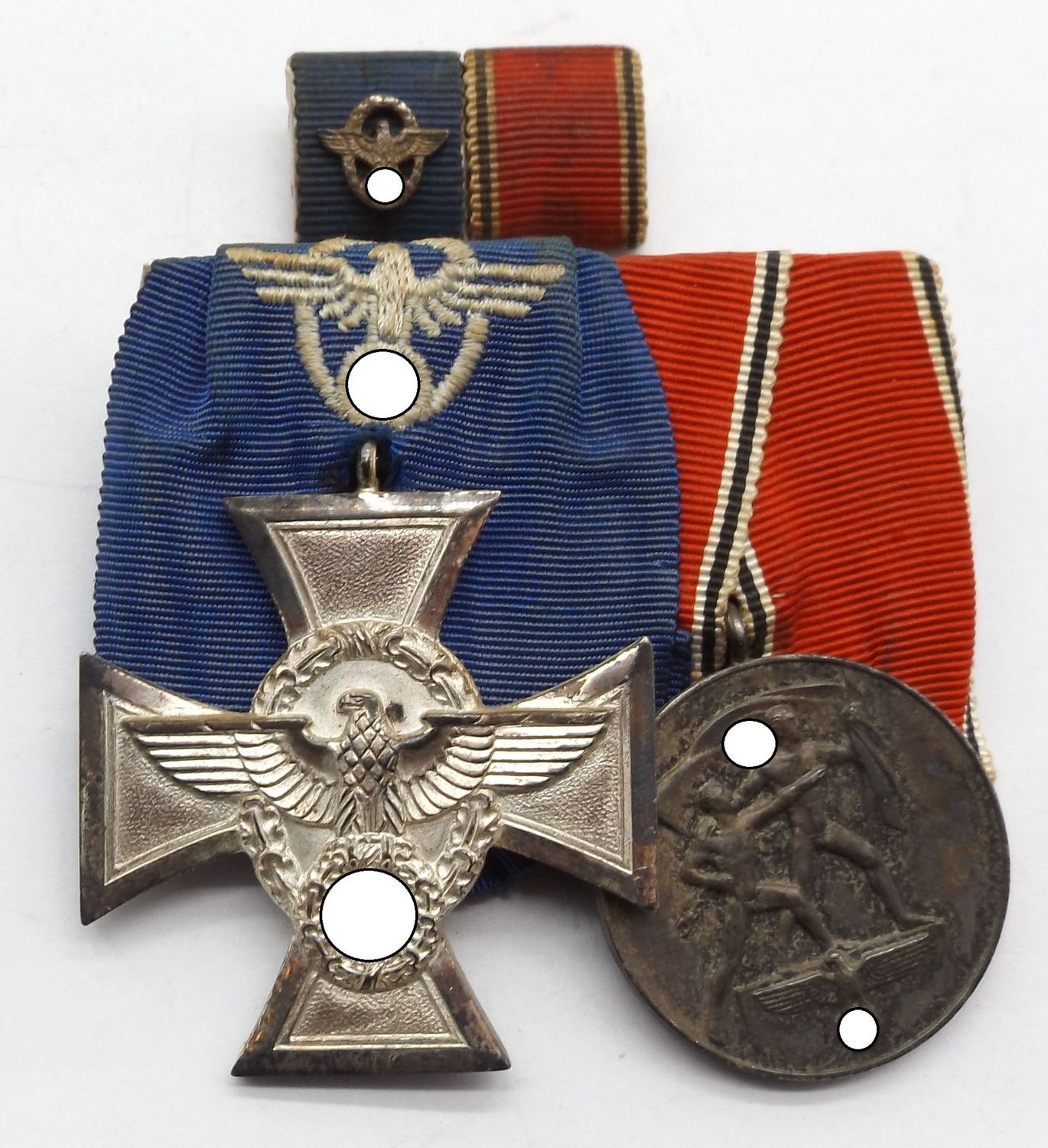 3. Reich: 2-er Ordensschnalle. Dienstauszeichnung der Polizei 2.Stufe für 18 Jahre, Medaille zur Erinnerung an den 13. März 1938, Anschlussmedaille Österreich, mit Bandspange. 3. Reich: 2-er Ordensschnalle. Dienstauszeichnung der Polizei 2.Stufe für 18 Jahre, Medaille zur Erinnerung an den 13. März 1938, Anschlussmedaille Österreich, mit Bandspange.