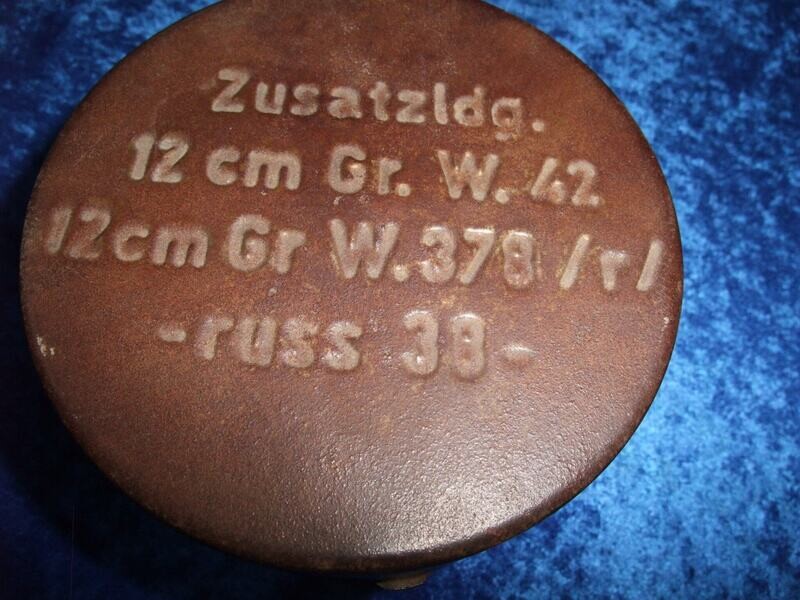 Blechdose für Zusatzladung 12cm Granatwerfer 42 (russisch) Werfer 38, auf dem Boden mit Hersteller und 43 Blechdose für Zusatzladung 12cm Granatwerfer 42 (russisch) Werfer 38, auf dem Boden mit Hersteller und 43