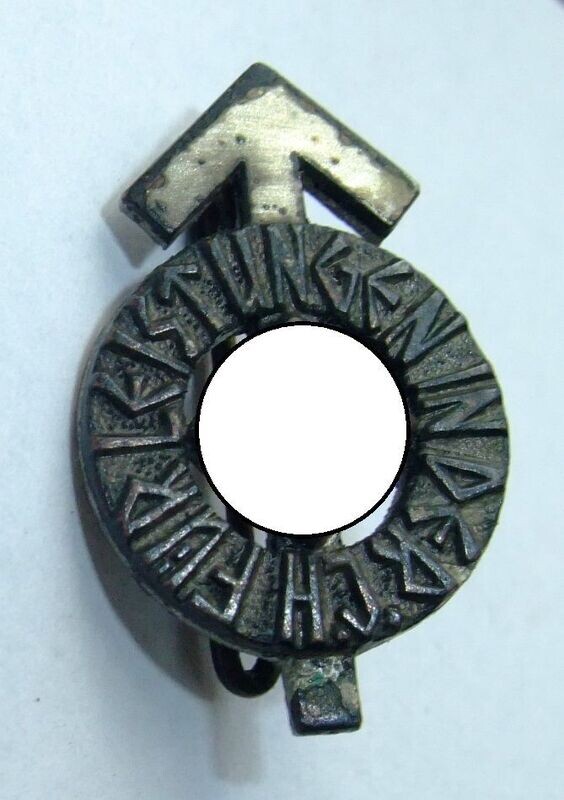 HJ: Leistungsabzeichen in Schwarz, Miniatur, mit Hersteller RZM M1/34 für die Firma Karl Wurster, Markneukirchen, Größe 22x14 mm. HJ: Leistungsabzeichen in Schwarz, Miniatur, mit Hersteller RZM M1/34 für die Firma Karl Wurster, Markneukirchen, Größe 22x14 mm.