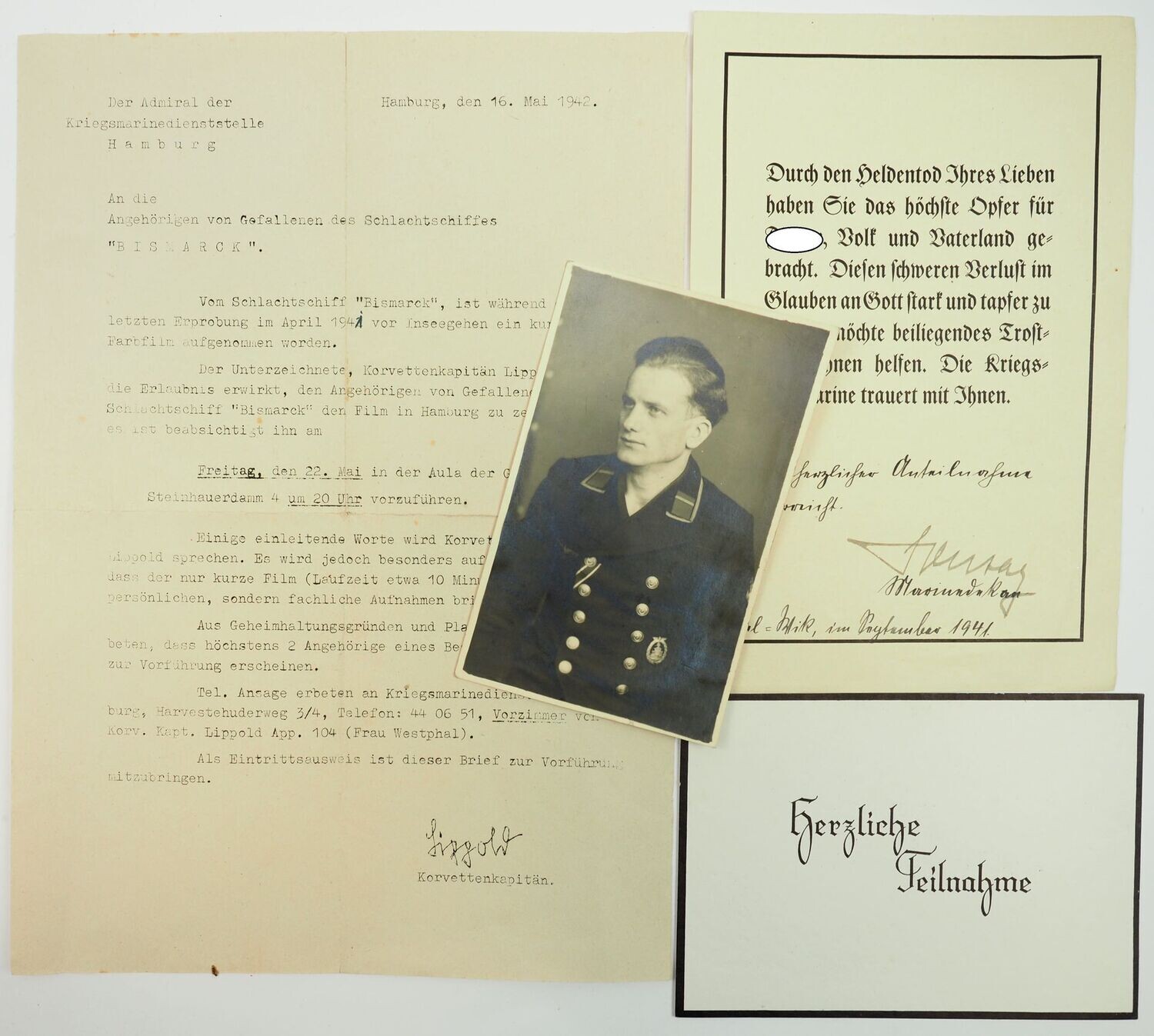 Kriegsmarine: Dokumentennachlass eines Besatzungsmitgliegs Schlachtschiff Bismarck, Heldentodurkunde, Portraitfoto mit Flottenkriegsabzeichen, Einladungsschreiben an die Hinterbliebenen.