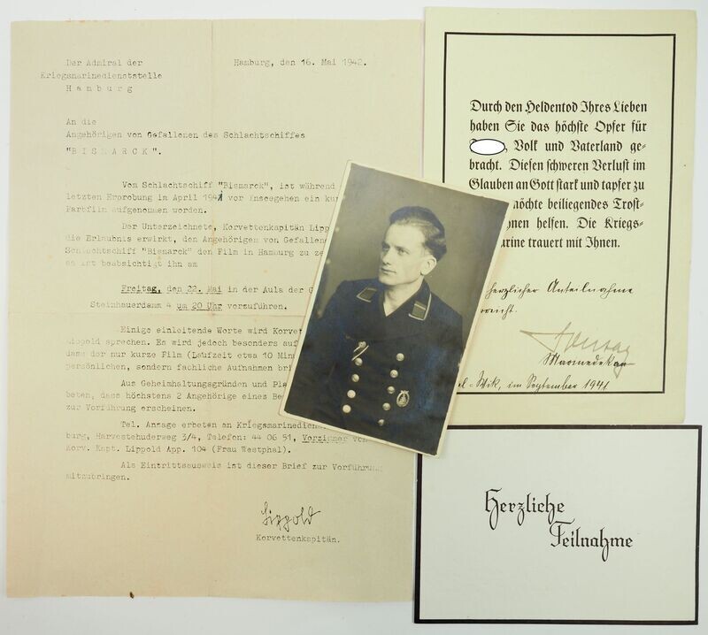 Kriegsmarine: Dokumentennachlass eines Besatzungsmitgliegs Schlachtschiff Bismarck, Heldentodurkunde, Portraitfoto mit Flottenkriegsabzeichen, Einladungsschreiben an die Hinterbliebenen.