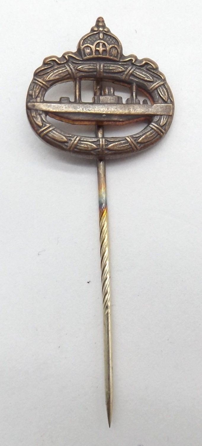 Kaiserliche Marine: U-Boot Kriegsabzeichen, Miniatur an Nadel, Maße ca. 17 x 15,5 mm.
