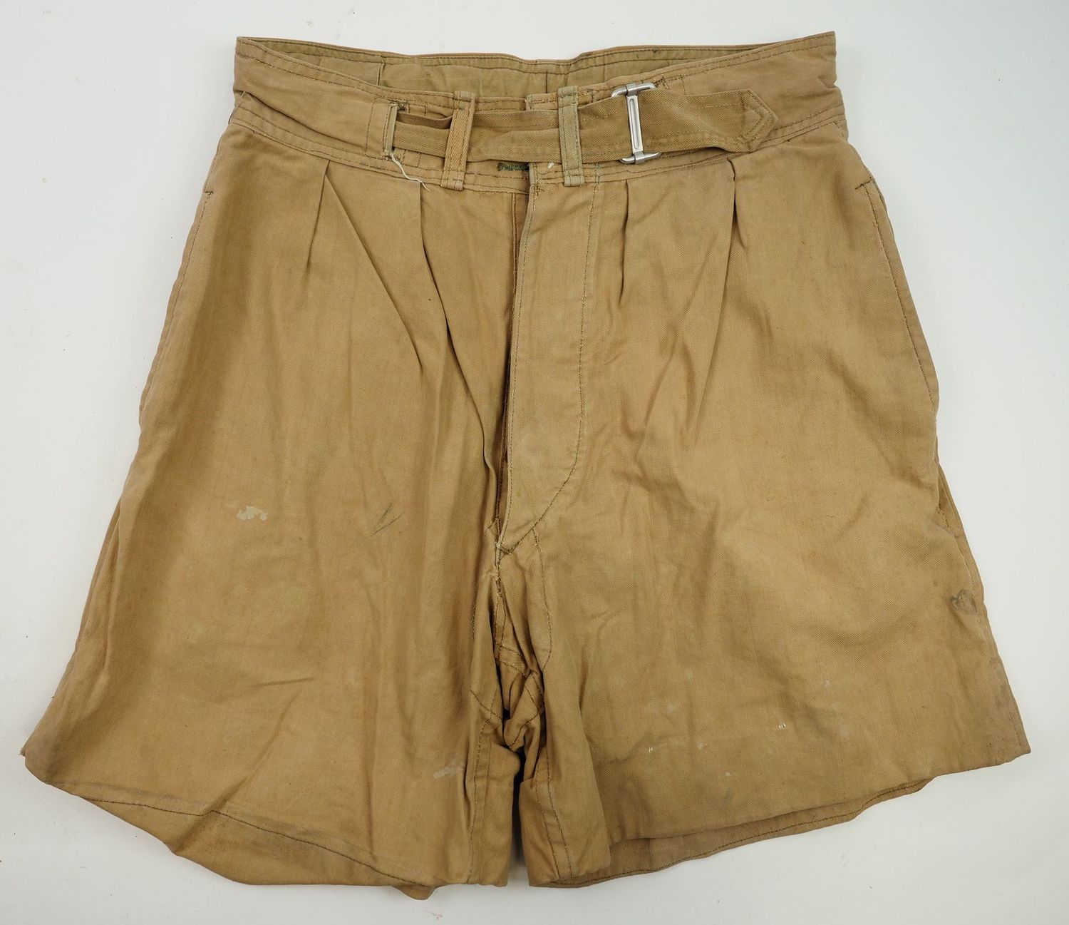 Luftwaffe: Kurze Hose, Tropenausführung für z.B. Afrikakorps, mit Kammerstempel, frontmäßig umgenähtes Stück. Luftwaffe: Kurze Hose, Tropenausführung für z.B. Afrikakorps, mit Kammerstempel, frontmäßig umgenähtes Stück.