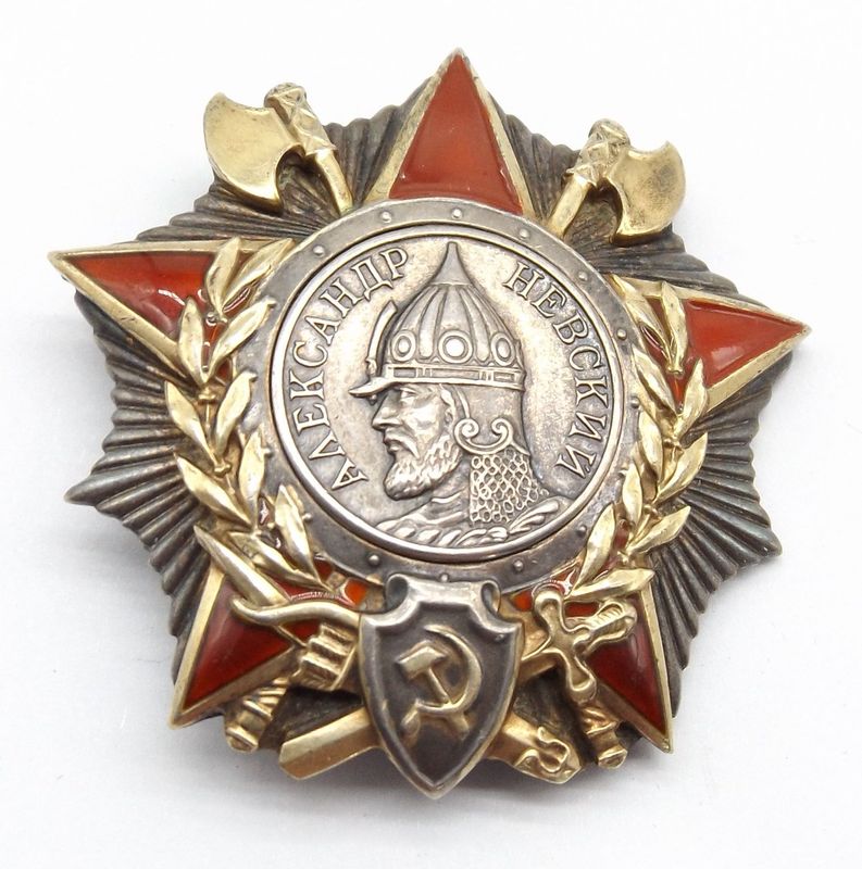 Sowjetunion: Alexander-Newski-Orden, Nr. 8068 (recherchiert, Unterlagen anbei!), verliehen 1944, Silber Vergoldet, Emaille am oberen und rechten Kreuzarm restauriert.
