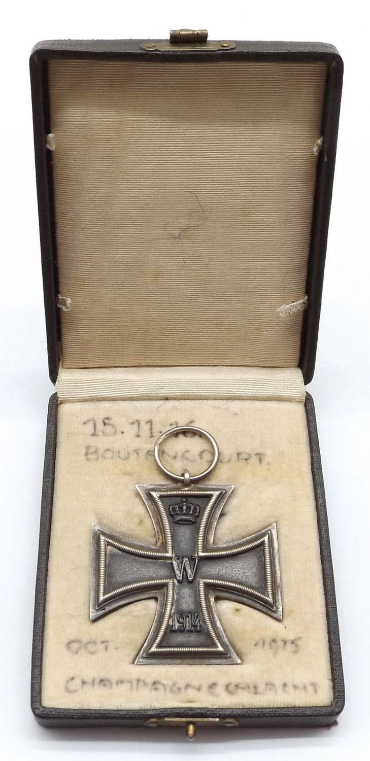 Eisernes Kreuz 2. Klasse EK2 1914 Hersteller in der Ringöse, im Etui, beschriftet "15.11.16 Bouttencourt - Oct. 1915 Champagneschlacht".