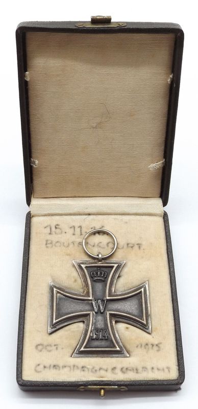 Eisernes Kreuz 2. Klasse EK2 1914 Hersteller in der Ringöse, im Etui, beschriftet "15.11.16 Bouttencourt - Oct. 1915 Champagneschlacht".
