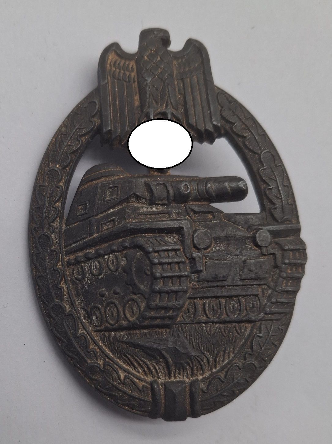 Panzerkampfabzeichen in Bronze, unbekannter Hersteller, siehe Philippe de Bock, The German Panzer Assault Badge 1.10.1, Nadelhaken alt repariert. Panzerkampfabzeichen in Bronze, unbekannter Hersteller, siehe Philippe de Bock, The German Panzer Assault Badge 1.10.1, Nadelhaken alt repariert.