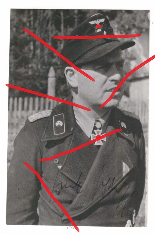 Wehrmacht: Portraitfoto Generalmajor Ernst Philipp (Ritterkreuz mit Eichenlaub), Größe ca. 12,2 x 7,9 cm, mit originaler Signatur, Nachkriegsabzug, C94.