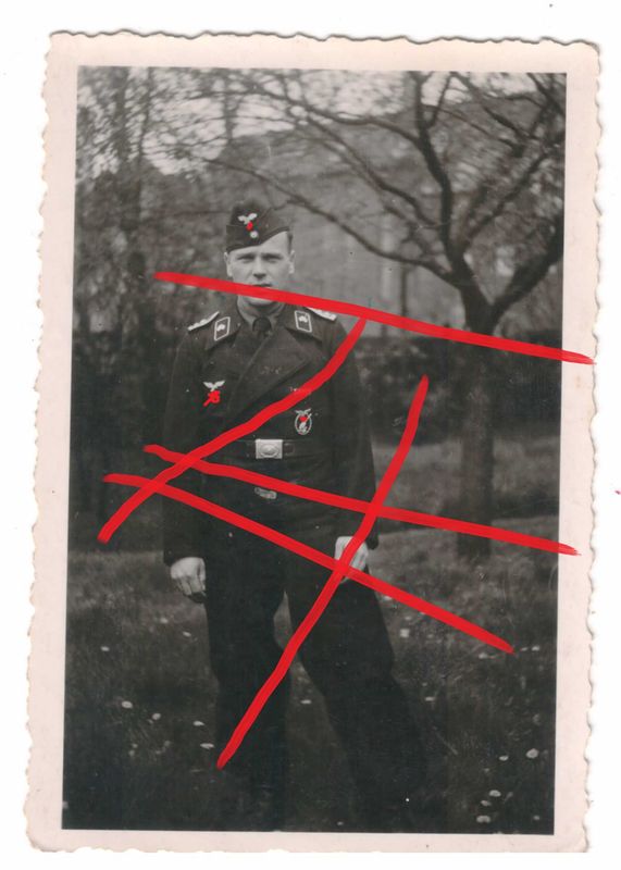 Luftwaffe: Foto eines Oberfeldwebels der Fallschirm-Panzer-Division "Hermann Göring", in Panzer-Uniform mit Flakkampfabzeichen, Größe ca. 9,1 x 6,3 cm, C96.