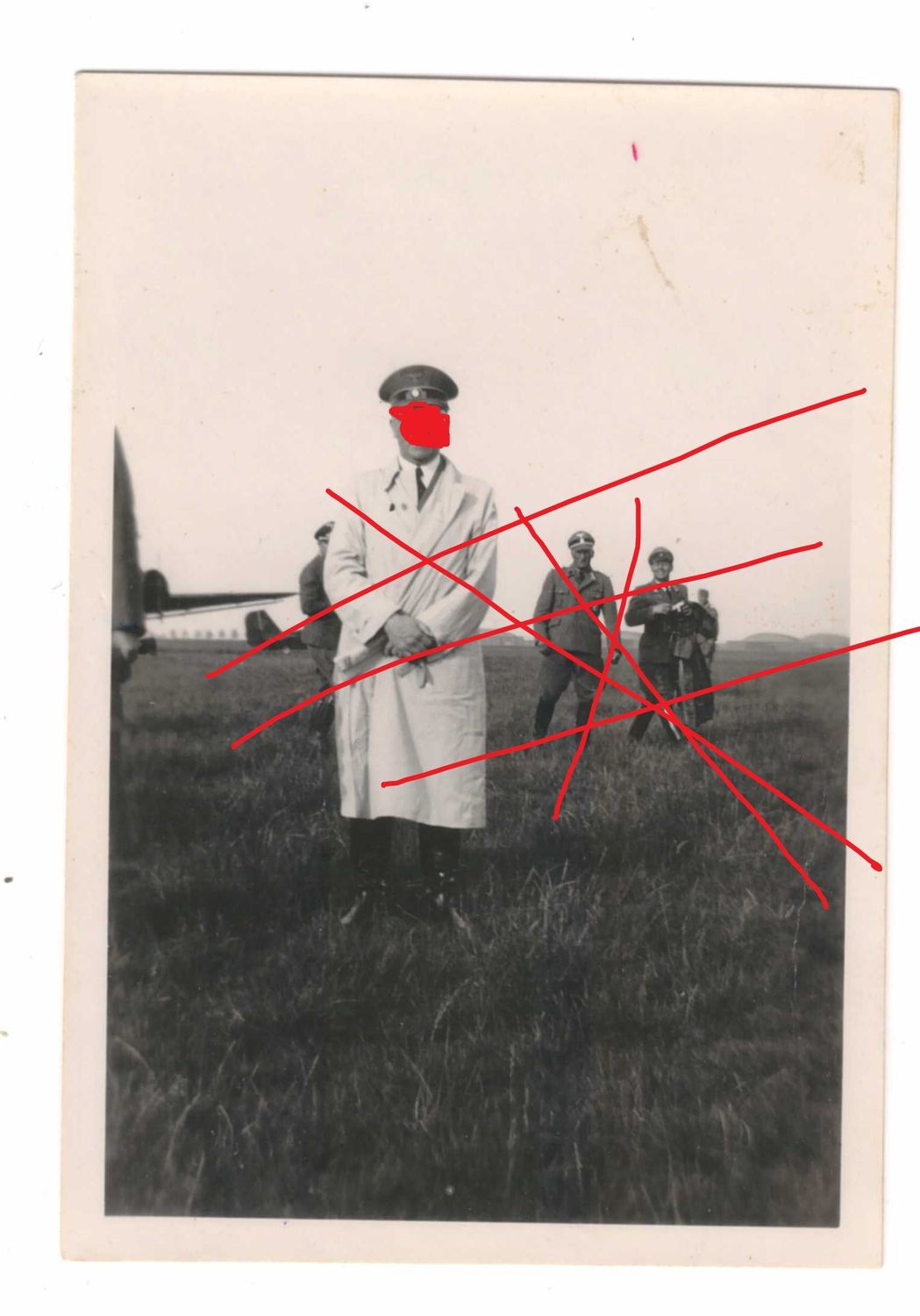 3. Reich: Privatfoto A. H. am Flugplatz, Größe ca. 8,4 x 5,8 cm, C97.