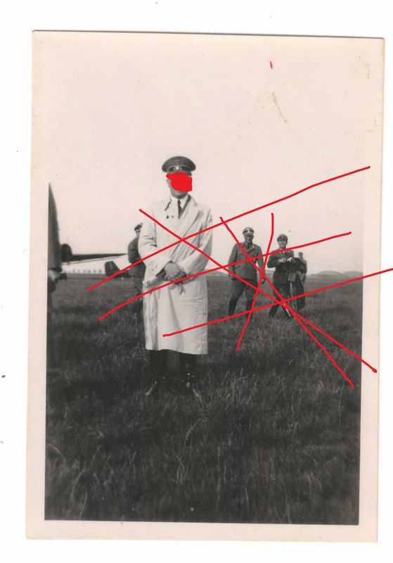 3. Reich: Privatfoto A. H. am Flugplatz, Größe ca. 8,4 x 5,8 cm, C97.