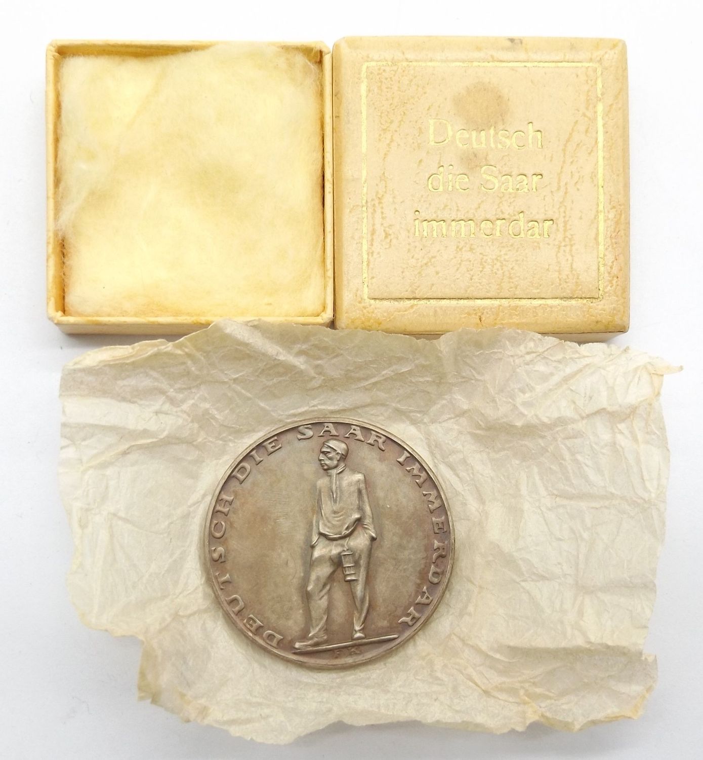 3. Reich: Silberne Erinnerungsmedaille an die Volksabstimmung 13.1.1935 3. Reich: Silberne Erinnerungsmedaille an die Volksabstimmung 13.1.1935 " Deutsch die Saar immerdar ", SILBER, Randpunze "Bayr. Hauptmünzamt FEINSILBER", im Etui, Gewicht Medaille ca.22 g.