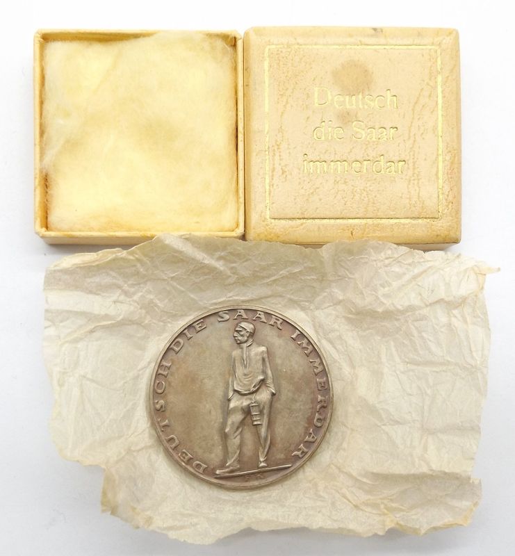 3. Reich: Silberne Erinnerungsmedaille an die Volksabstimmung 13.1.1935  " Deutsch die Saar immerdar ", SILBER, Randpunze "Bayr. Hauptmünzamt FEINSILBER", im Etui, Gewicht Medaille ca.22 g.