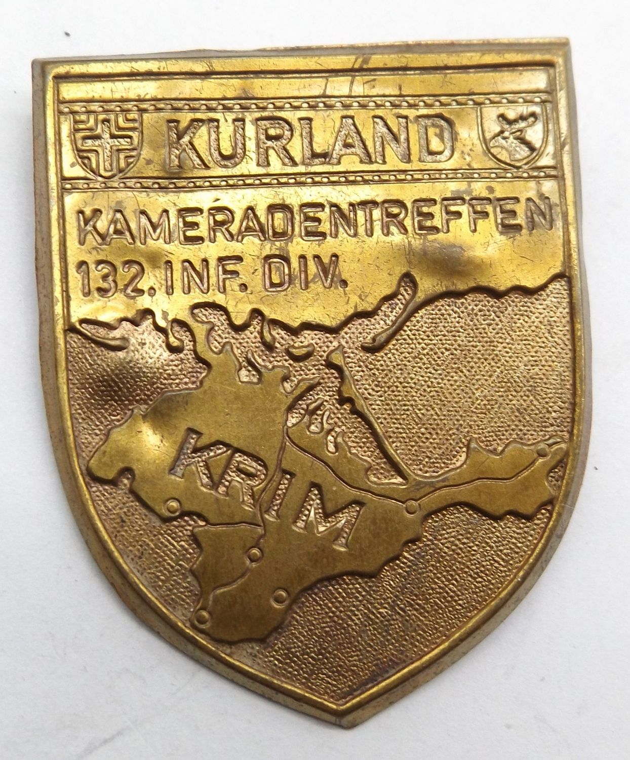 Wehrmacht: Teilnehmerabzeichen Kameradentreffen 132. Inf. Div., Kurland, Krim, an Nadel.