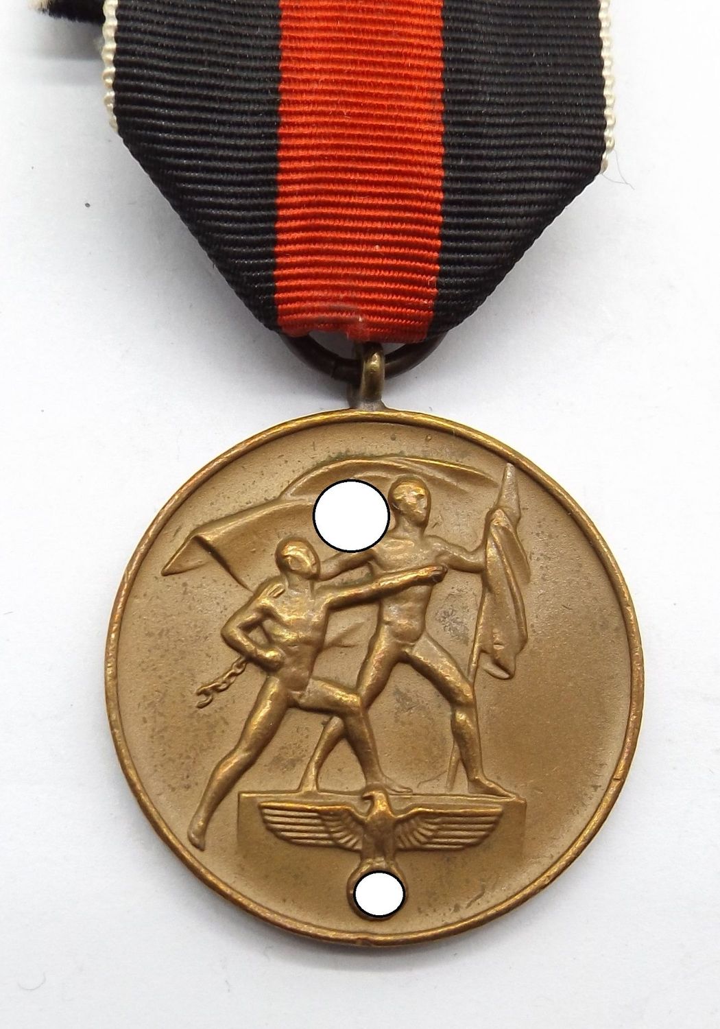 Medaille zur Erinnerung an den 1. Oktober 1938 Anschluss Sudetenland, im Bandring Herstellerpunze 15 für die Firma Friedrich Orth, Wien, am langen Band, sehr selten! Medaille zur Erinnerung an den 1. Oktober 1938 Anschluss Sudetenland, im Bandring Herstellerpunze 15 für die Firma Friedrich Orth, Wien, am langen Band, sehr selten!