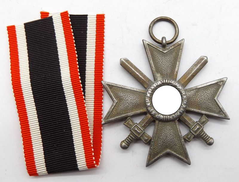 Kriegsverdienstkreuz KVK 2. Klasse mit Schwertern, Hersteller 107 für die Firma Carl Wild, Hamburg, mit Band.