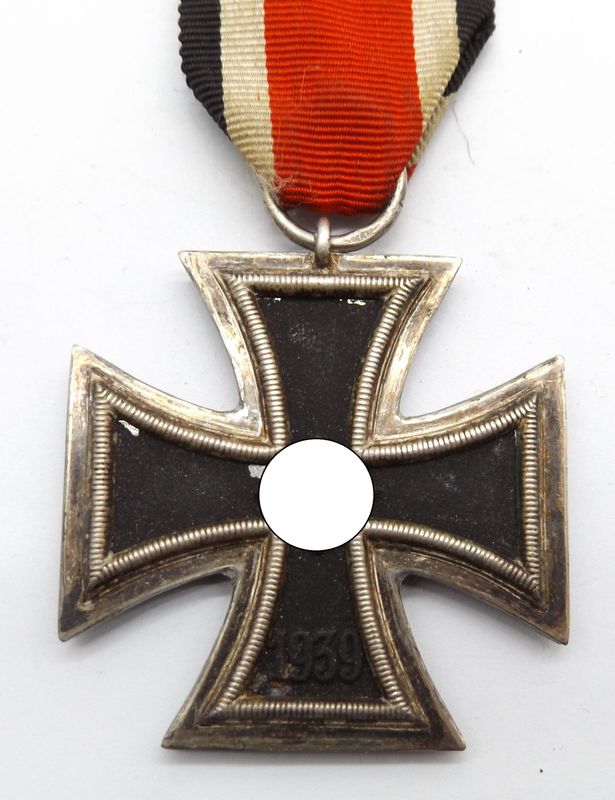 Eisernes Kreuz, EK 2. Klasse 1939, im Bandring Herstellerpunze 24 für die Arbeitsgemeinschaft der Hanauer Plakettenhersteller, Hanau, typisches Kreuz mit überbreitem Rahmen, magnetisch, mit Band.