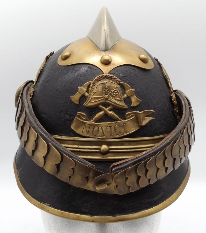 Tschecheslowakei / Böhmen: Feuerwehr-Helm für Kommandanten, um 1920, Metallglocke, Schuppenkette, vergolgete Beschläge, Innenfutter mit Kinnriemen.