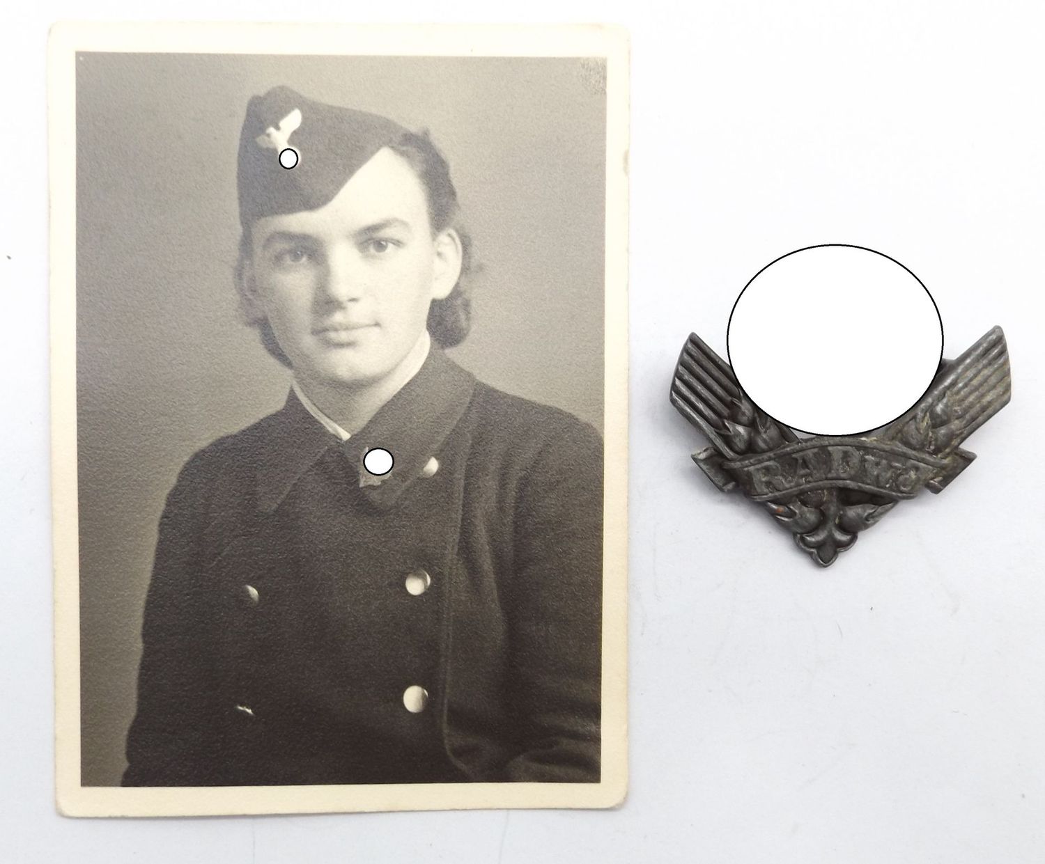 3. Reich: Reichsarbeitsdienst der weiblichen Jugend (RADwJ), Kriegshilfsabzeichen, mit Portraitfoto der Trägerin. 3. Reich: Reichsarbeitsdienst der weiblichen Jugend (RADwJ), Kriegshilfsabzeichen, mit Portraitfoto der Trägerin.