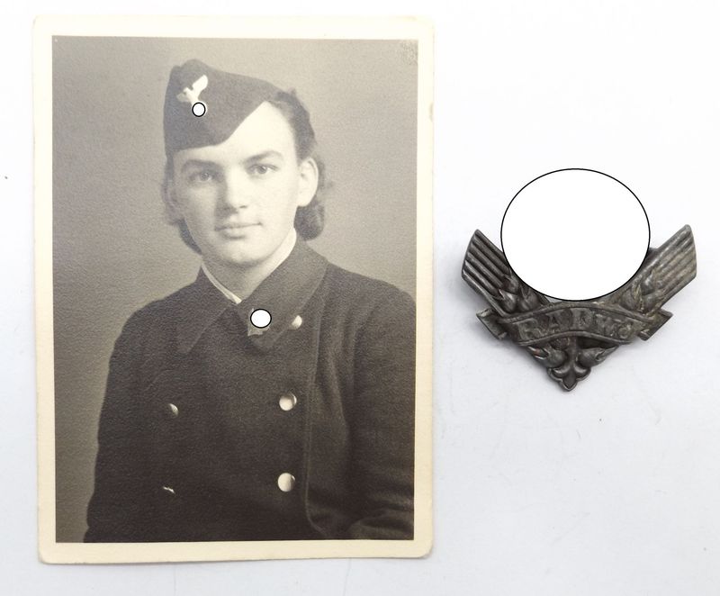 3. Reich: Reichsarbeitsdienst der weiblichen Jugend (RADwJ), Kriegshilfsabzeichen, mit Portraitfoto der Trägerin.