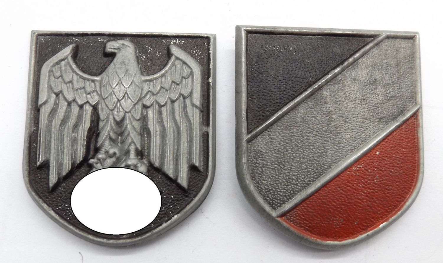 Wehrmacht: Abzeichen für den Tropenhelm des Heeres, jeweils mit allen 3 Splinten.