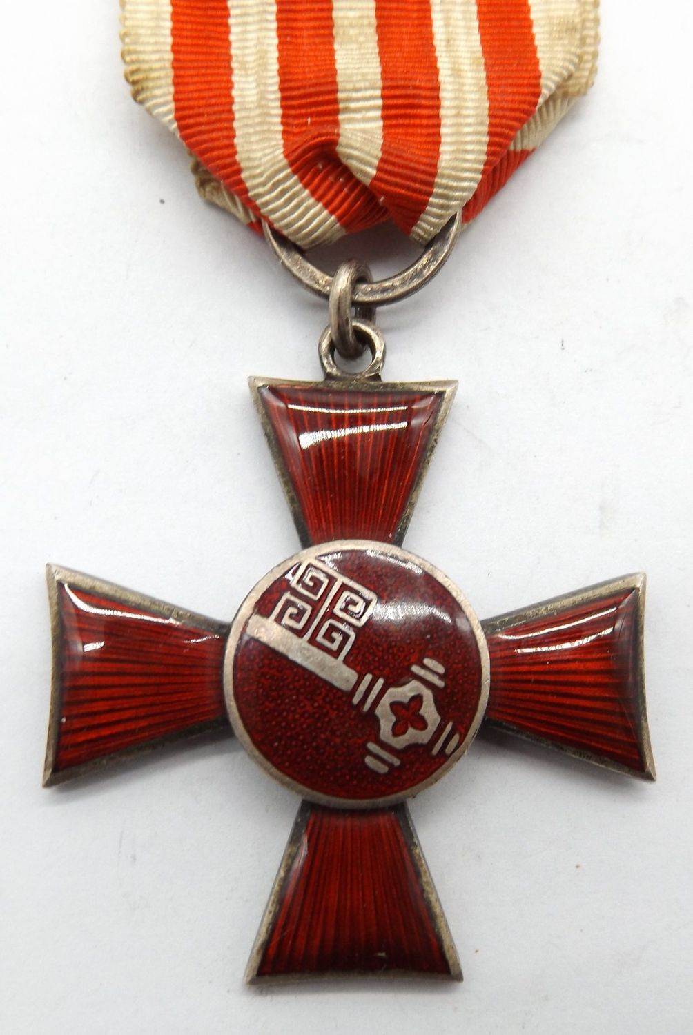 Bremen Hanseatenkreuz, Buntmetall versilbert und emailliert, am Band.