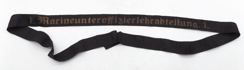Kriegsmarine: Mützenband Kriegsmarine: Mützenband "1.Marineunteroffizierlehrabteilung 1. ", Länge ca. 141 cm.