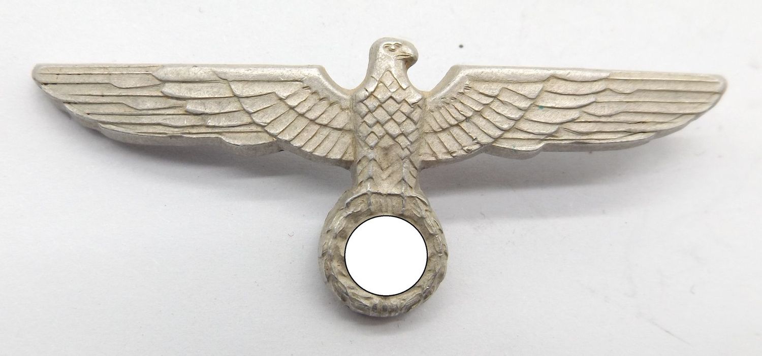 Wehrmacht: Adler für die Schirmmütze, Alu, Hersteller K.W. 37, 2 Splinte vorhanden.