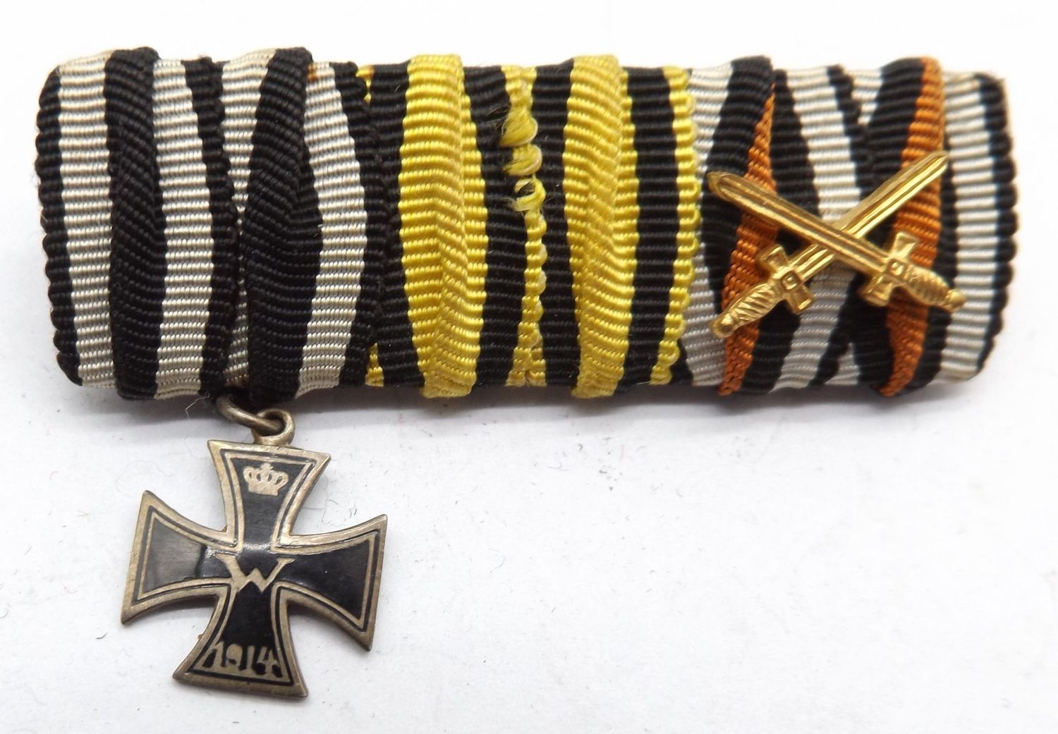 Württemberg: 3er Feldspange EK2 mit anhängender emaillierter Miniatur, MVM, FEK.