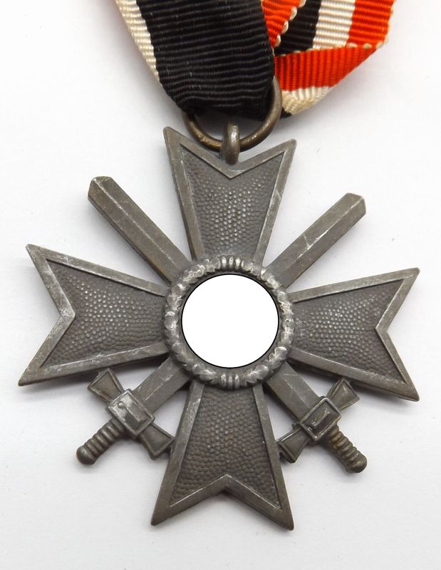 Kriegsverdienstkreuz KVK 2. Klasse mit Schwertern, Hersteller 127 für die Firma Moritz Hausch AG, Pforzheim, mit Band. Kriegsverdienstkreuz KVK 2. Klasse mit Schwertern, Hersteller 127 für die Firma Moritz Hausch AG, Pforzheim, mit Band.