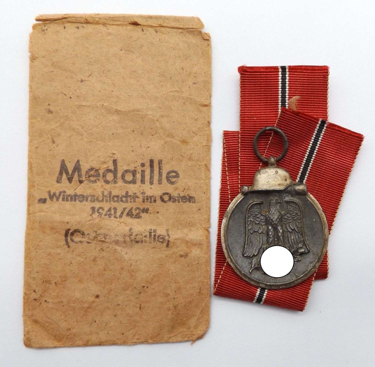 Wehrmacht: Medaille Winterschlacht im Osten, Ostmedaille, Stück mit Hersteller 65, passende Tüte mit Hersteller Klein & Quenzer AG, Oberstein. Wehrmacht: Medaille Winterschlacht im Osten, Ostmedaille, Stück mit Hersteller 65, passende Tüte mit Hersteller Klein & Quenzer AG, Oberstein.