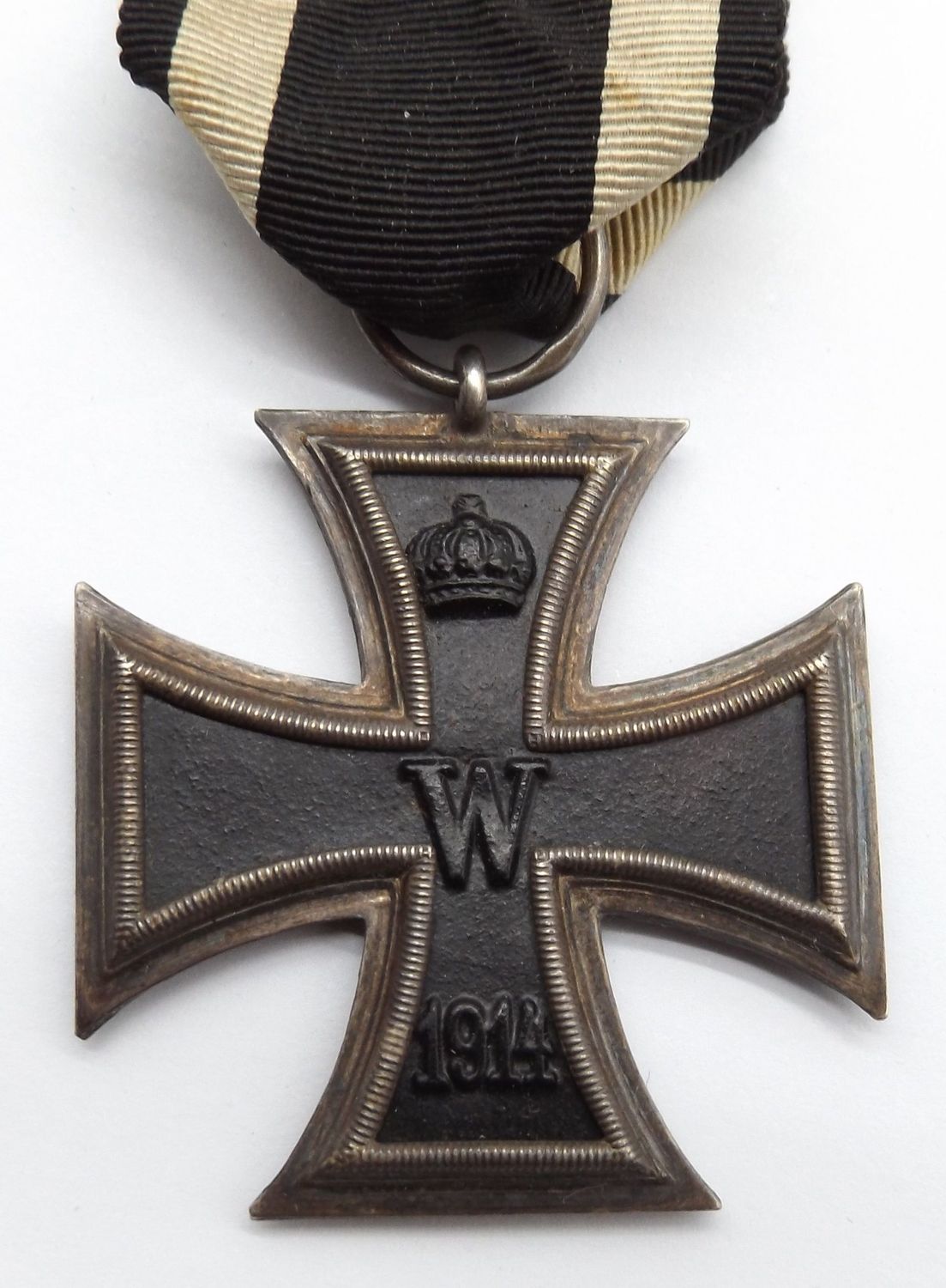 Eisernes Kreuz 2. Klasse EK2 1914 Hersteller Fr. für die Firma Gebrüder Friedländer, Berlin, am Band. Eisernes Kreuz 2. Klasse EK2 1914 Hersteller Fr. für die Firma Gebrüder Friedländer, Berlin, am Band.