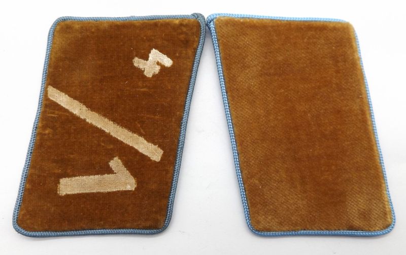 NSDAP: Paar Kragenspiegel für einen Politischen Leiter Anwärter in der Ortsleitung und Mitglied der SA-Standarte 1, rückseitig mit RZM-Etikett. NSDAP: Paar Kragenspiegel für einen Politischen Leiter Anwärter in der Ortsleitung und Mitglied der SA-Standarte 1, rückseitig mit RZM-Etikett.