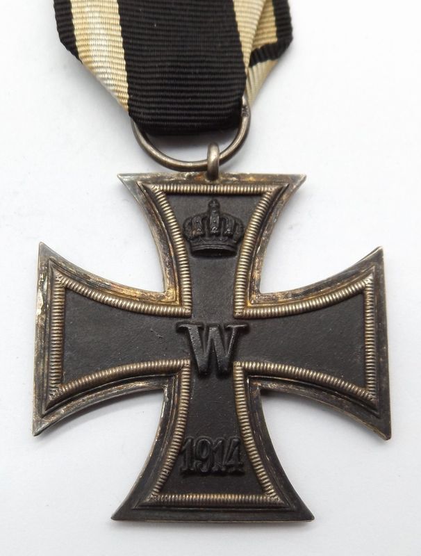 Eisernes Kreuz 2. Klasse EK2 1914 Hersteller We im Bandring für die Firma J.H. Werner, Berlin, am Band. Eisernes Kreuz 2. Klasse EK2 1914 Hersteller We im Bandring für die Firma J.H. Werner, Berlin, am Band.