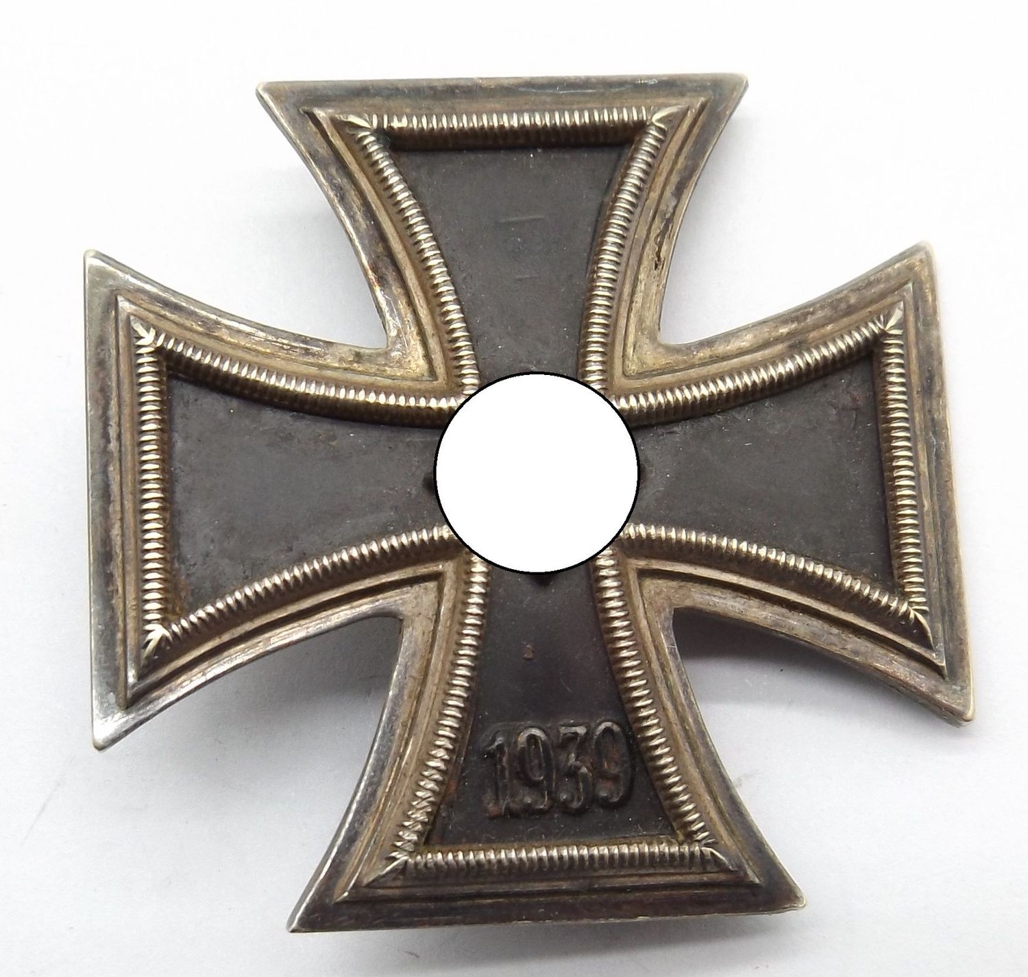 Eisernes Kreuz, EK 1. Klasse 1939, unmarkiertes Stück vom Rudolf Souval, Wien, magnetisch.