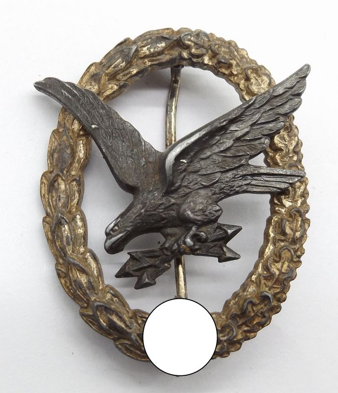 Luftwaffe: Fliegerschützenabzeichen mit Blitzbündel, rückseitig mit Hersteller W. Deumer, Lüdenscheid, Feinzink in guter Erhaltung. Luftwaffe: Fliegerschützenabzeichen mit Blitzbündel, rückseitig mit Hersteller W. Deumer, Lüdenscheid, Feinzink in guter Erhaltung.