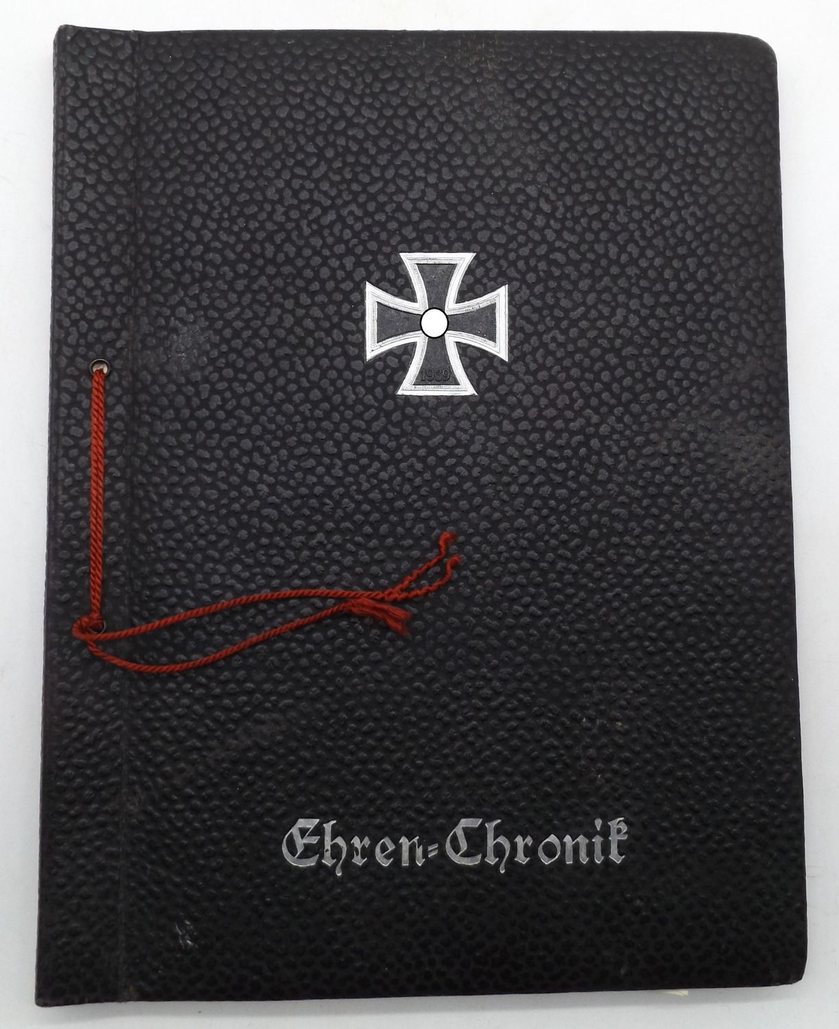 Wehrmacht: Fotoalbum Ehren-Chronik, überreicht von der Kreisamtsleitung Münsingen 25.Dezember 1943, mit allen Einlagen, unbenutzt! Die Rückseite mit Lagerspuren. Wehrmacht: Fotoalbum Ehren-Chronik, überreicht von der Kreisamtsleitung Münsingen 25.Dezember 1943, mit allen Einlagen, unbenutzt! Die Rückseite mit Lagerspuren.