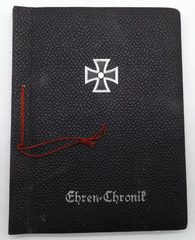 Wehrmacht: Fotoalbum Ehren-Chronik, überreicht von der Kreisamtsleitung Münsingen 25.Dezember 1943, mit allen Einlagen, unbenutzt! Die Rückseite mit Lagerspuren. Wehrmacht: Fotoalbum Ehren-Chronik, überreicht von der Kreisamtsleitung Münsingen 25.Dezember 1943, mit allen Einlagen, unbenutzt! Die Rückseite mit Lagerspuren.