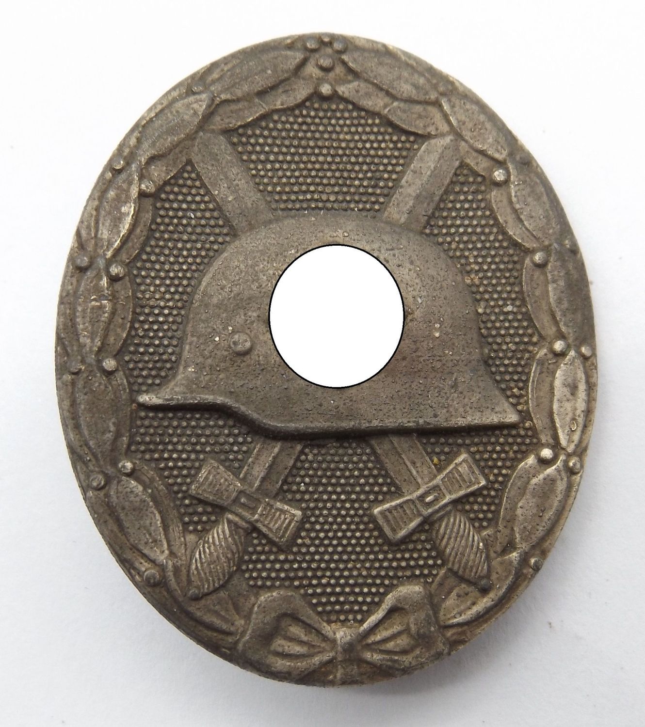 Verwundetenabzeichen in Silber, Hersteller 30  für Hauptmünzamt Wien, an Nadel.