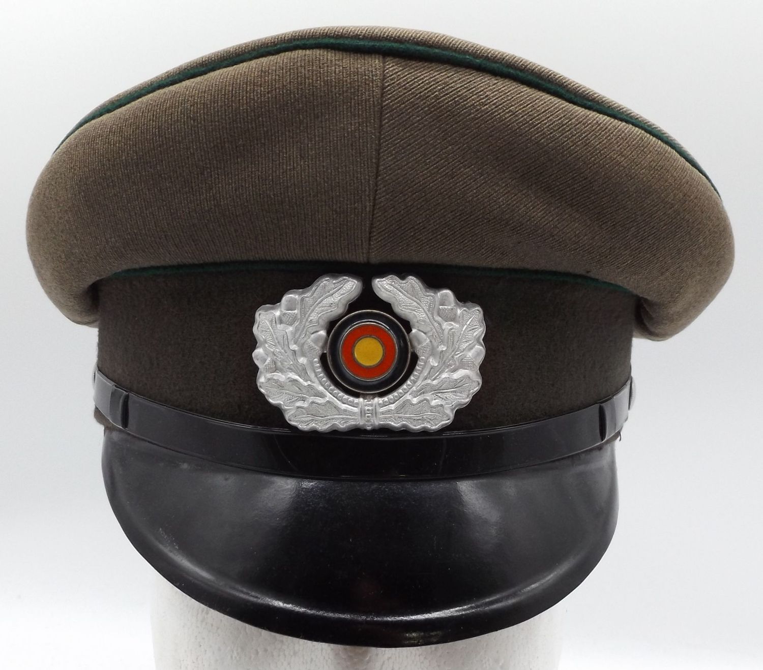 DDR / NVA: Schirmmütze für Mannschaften und Unteroffiziere der LaSK Landstreitkräfte, Jäger, Trageweise bis 1959. DDR / NVA: Schirmmütze für Mannschaften und Unteroffiziere der LaSK Landstreitkräfte, Jäger, Trageweise bis 1959.